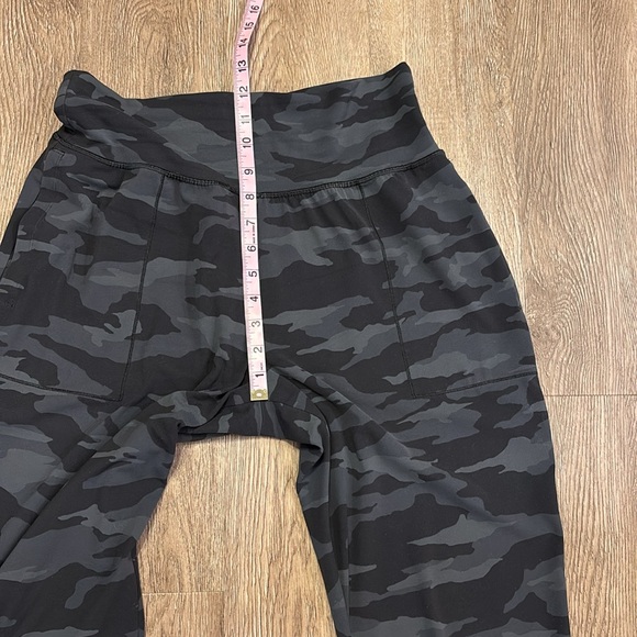 Athleta Salutation Camo Jogger.size M. - Picture 7 of 8